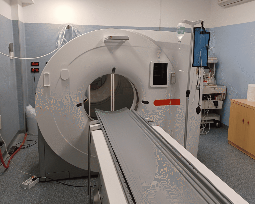 Sala diagnostica per immagini dell'Ospedale Veterinario Santa Lucia a Verona, dotata di macchinario TAC veterinaria.
